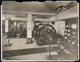 A sala de equipamentos mecânicos da Metropolitan Life Insurance Co. na 23rd Street e Madison Avenue, Nova York, 1907 (impressão em gelatina de prata)